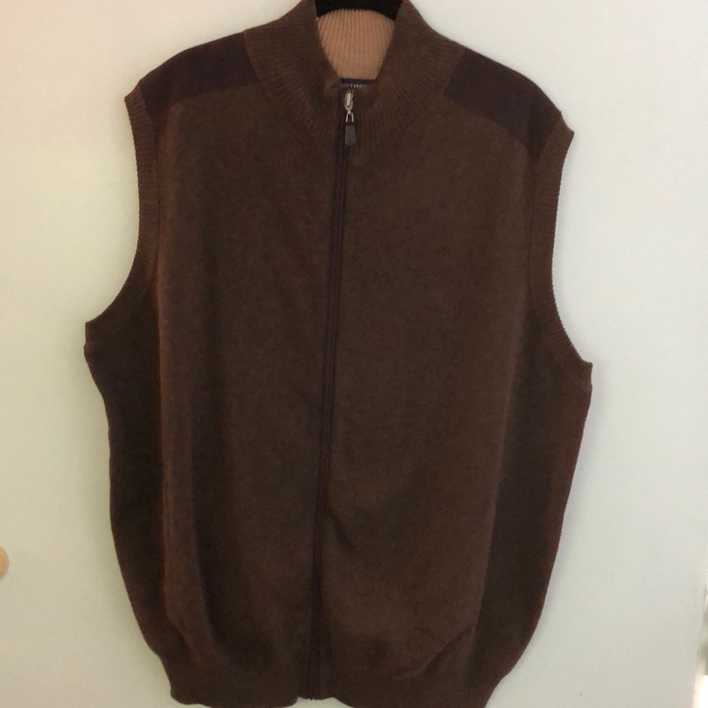 Roundtree and Yorke Sweater vest